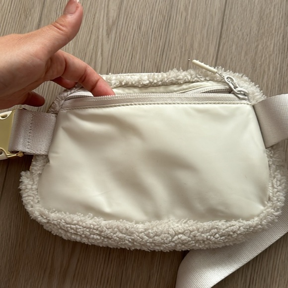 Lululemon everywhere belt bag 1L- white Sherpa - Picture 4 of 4